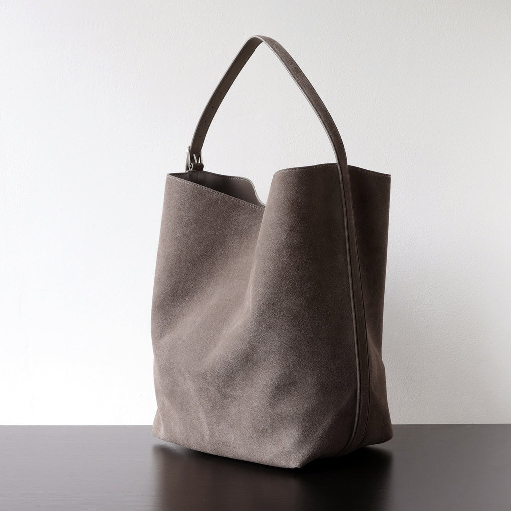Sac seau en daim en cuir véritable pour femme, coloris  gris,  vue latéral.