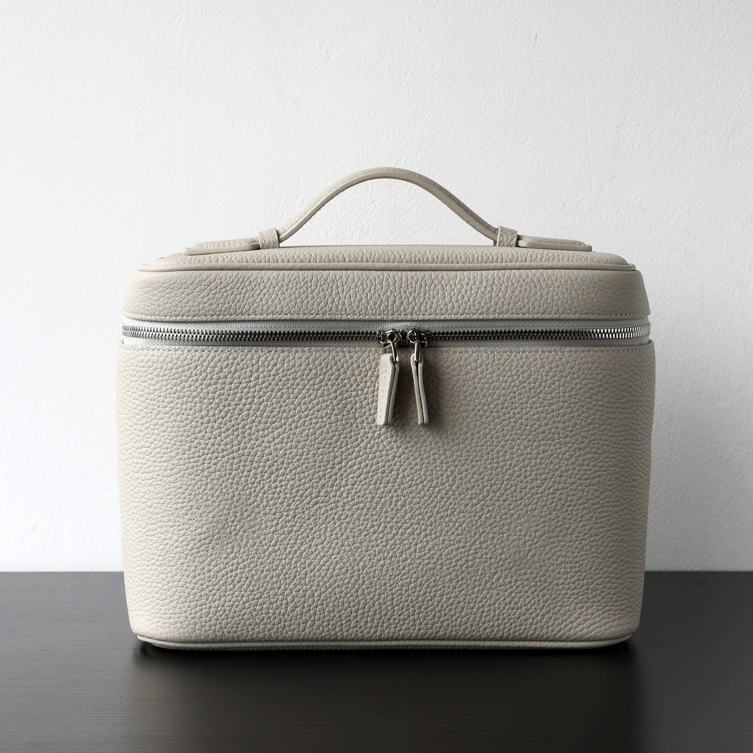 Trousse de maquillage en cuir de vachette pleine fleur, coloris blanc ,  vue frontale