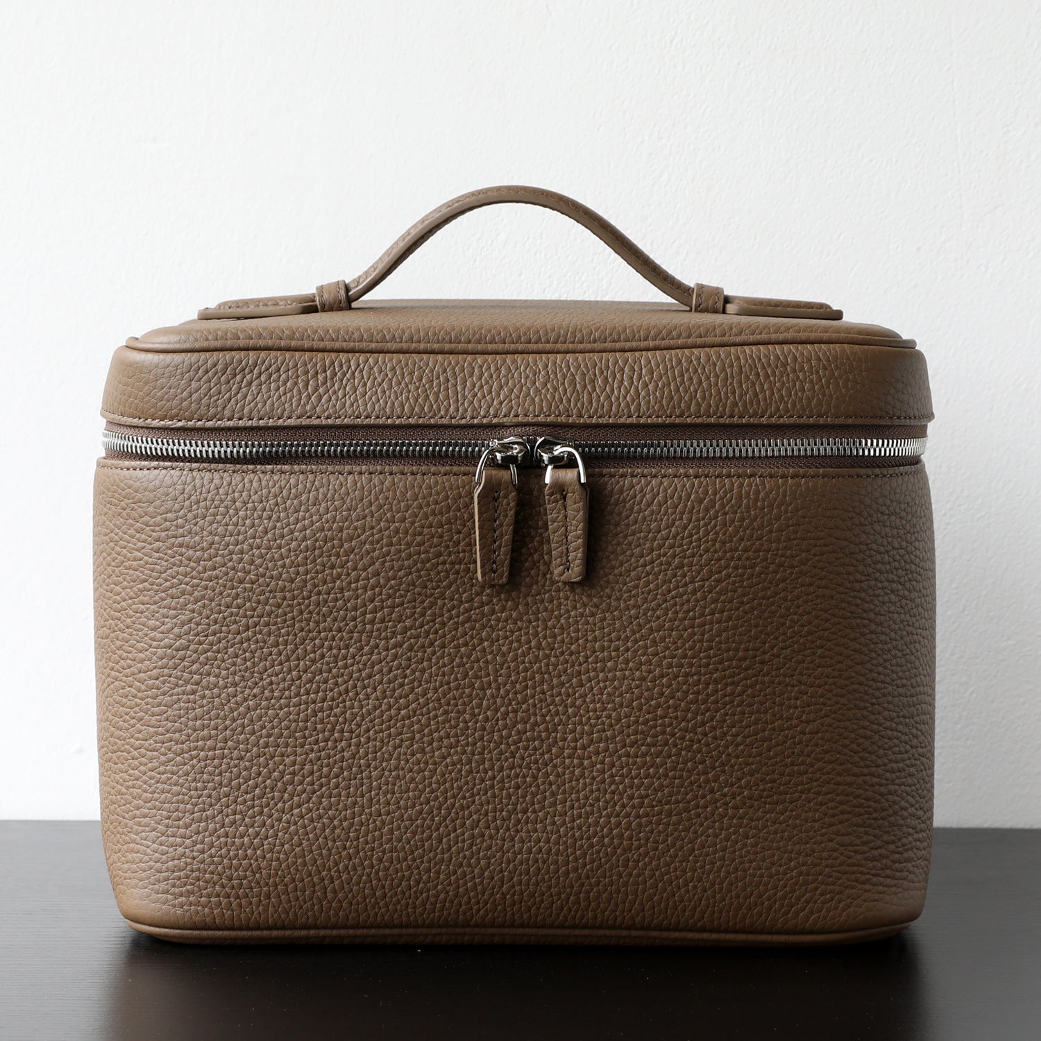 Trousse de maquillage en cuir de vachette pleine fleur, coloris marron ,  vue frontale