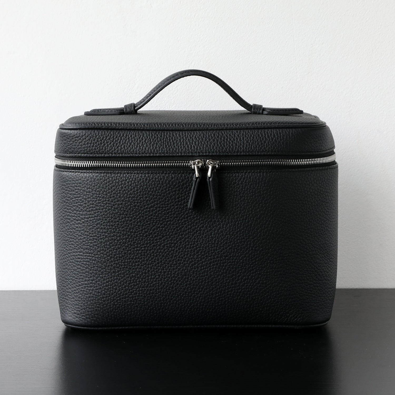 Trousse de maquillage en cuir de vachette pleine fleur, coloris noir ,  vue frontale