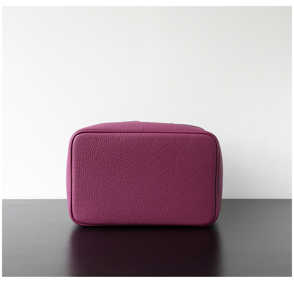 Trousse de maquillage en cuir de vachette pleine fleur, coloris violet , vue de bas