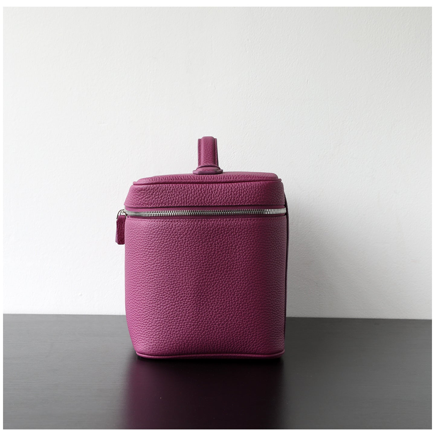 Trousse de maquillage en cuir de vachette pleine fleur, coloris violet , vue de coté