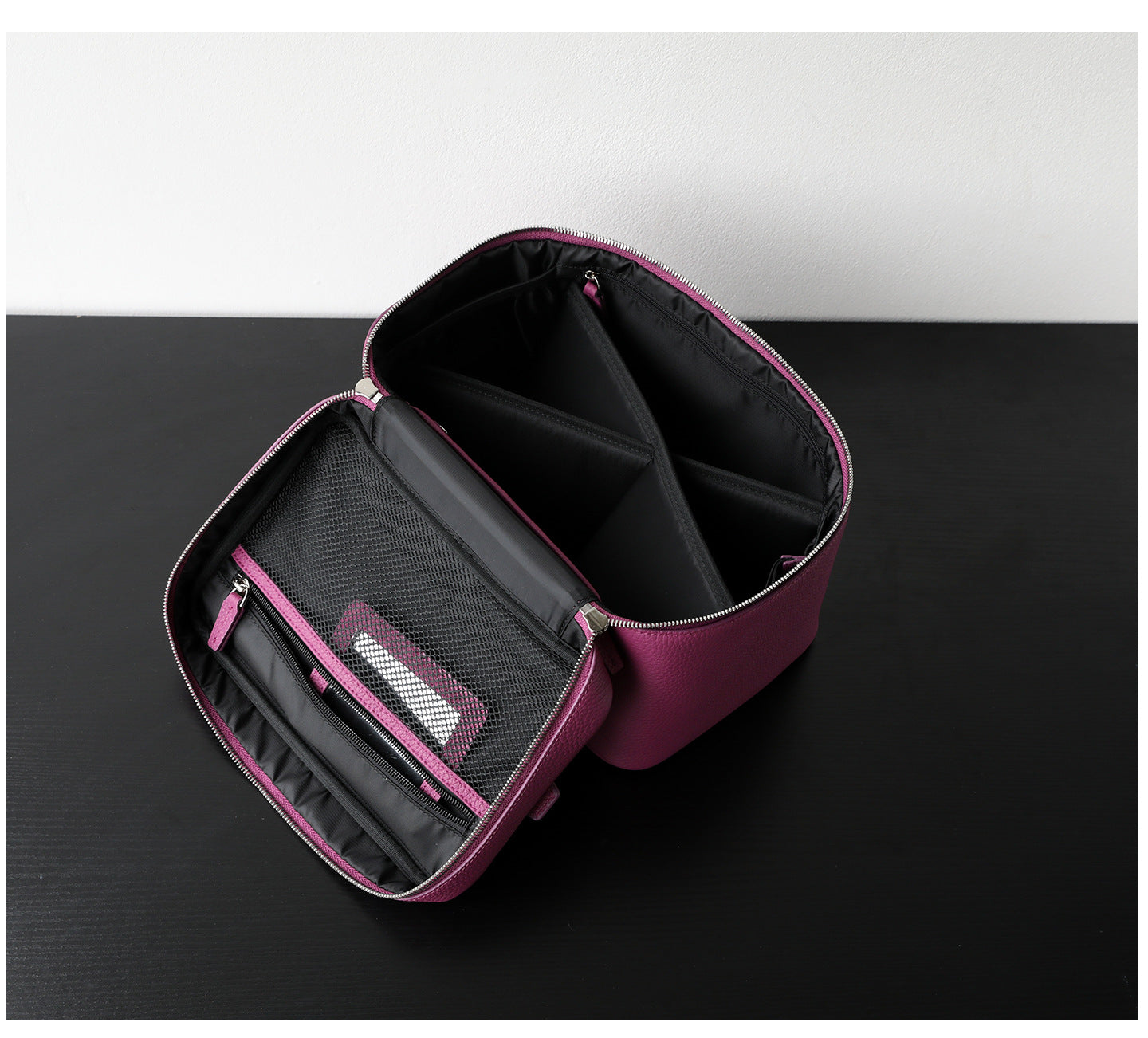 Trousse de maquillage en cuir de vachette pleine fleur, coloris violet , vue de l'intérieur