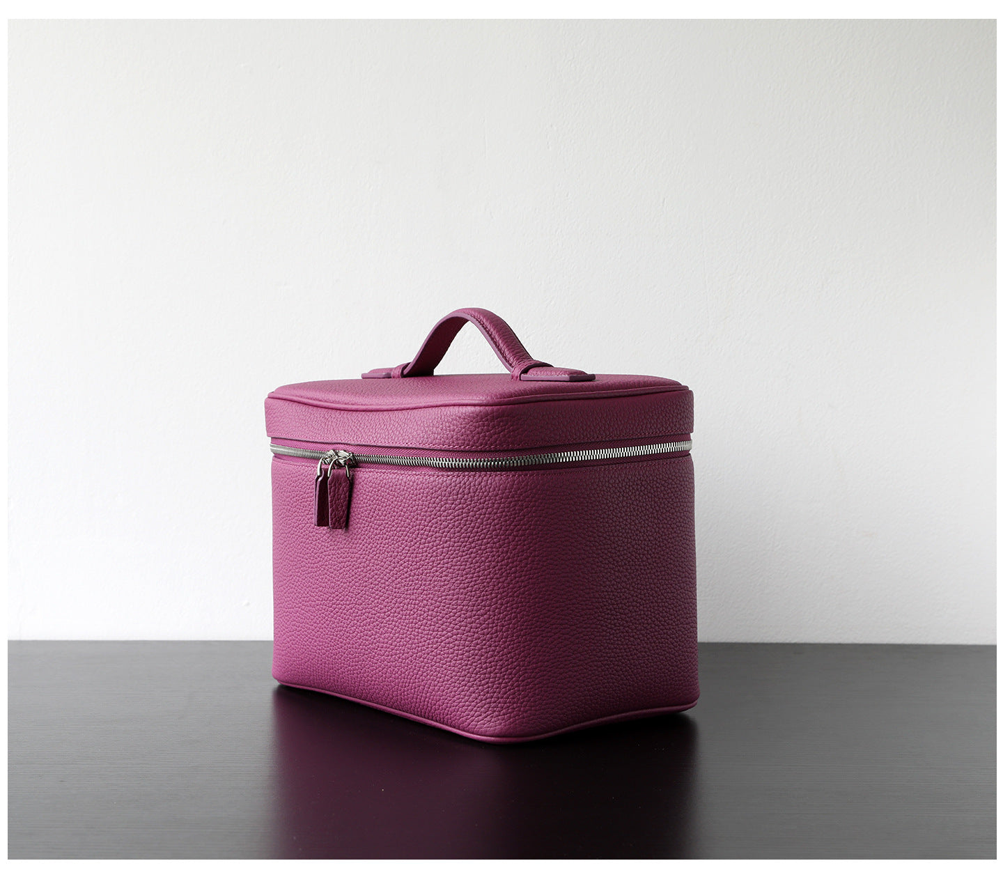 Trousse de maquillage en cuir de vachette pleine fleur, coloris violet , vue latéral