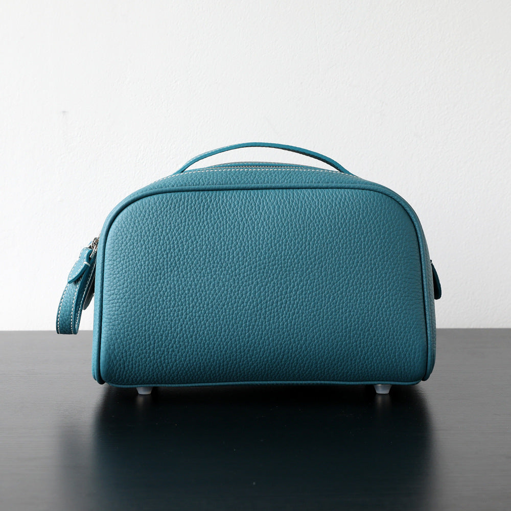 Trousse_de_toilette_cosm_tique_en_cuir_coloris_bleu_vue_frontale 