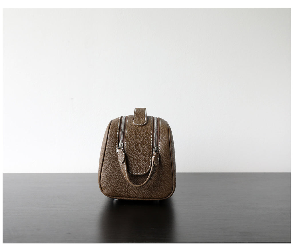 Trousse de toilette cosmétique en cuir, coloris marron foncé, vue de coté