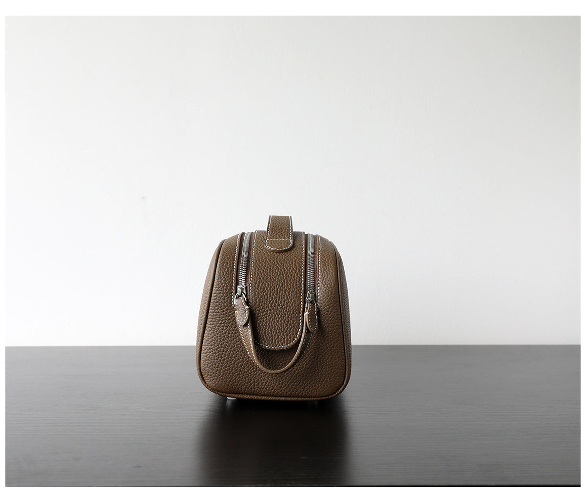 Trousse de toilette cosmétique en cuir, coloris marron foncé, vue de coté