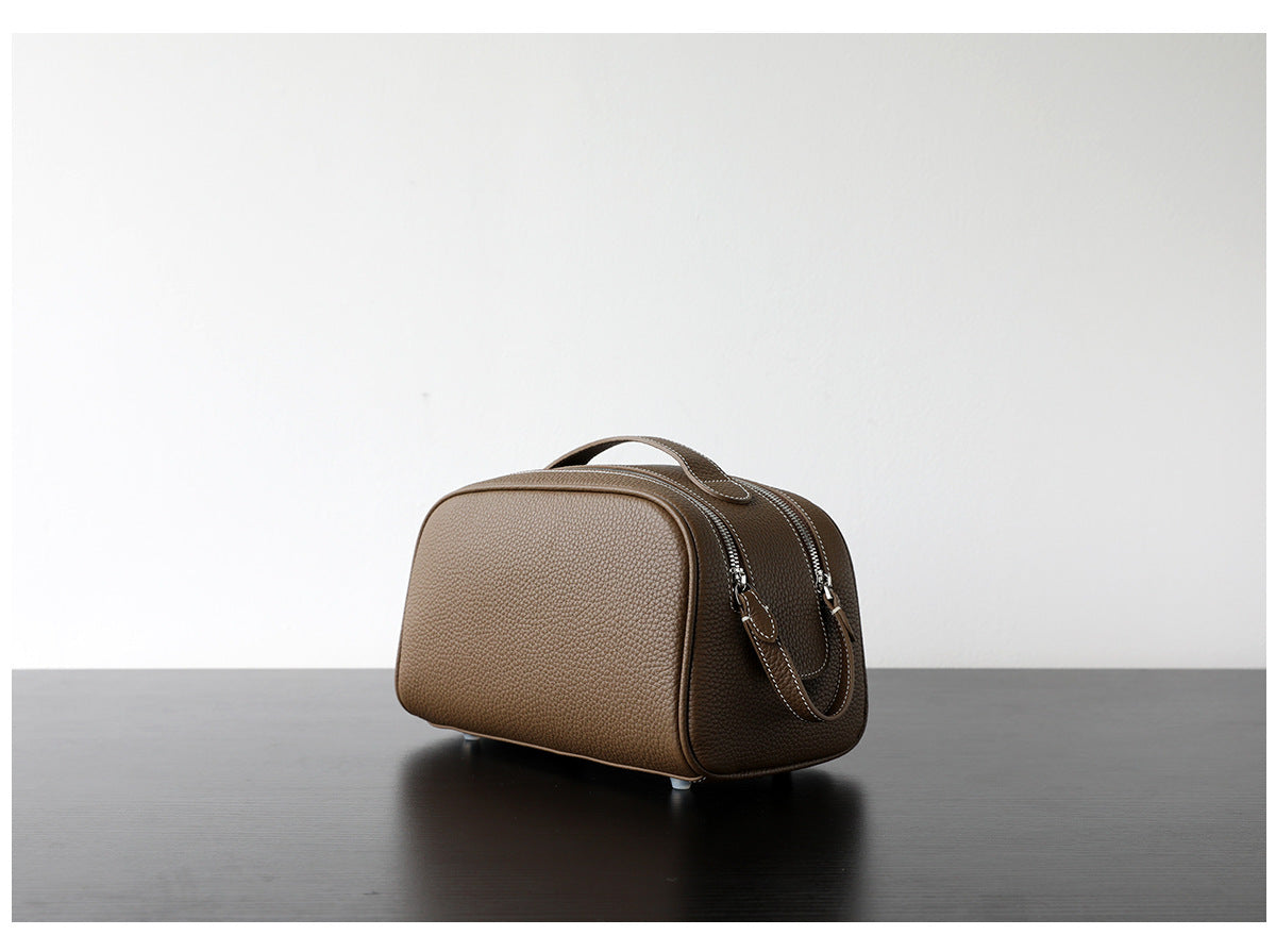 Trousse de toilette cosmétique en cuir, coloris marron foncé, vue latéral .