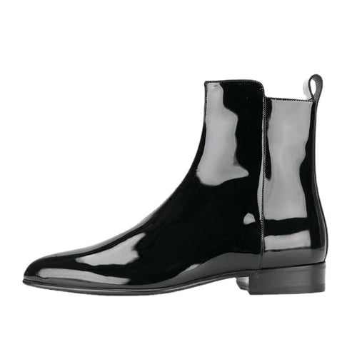  bottines zippées  à cheville en cuir noir verni à bout pointu et talon bas, vue de coté