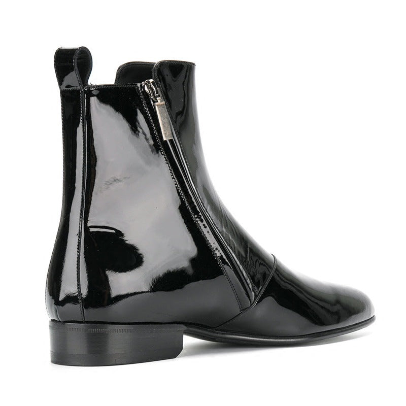  bottines zippées  à cheville en cuir noir verni à bout pointu et talon bas, vue latéral de l'arrière