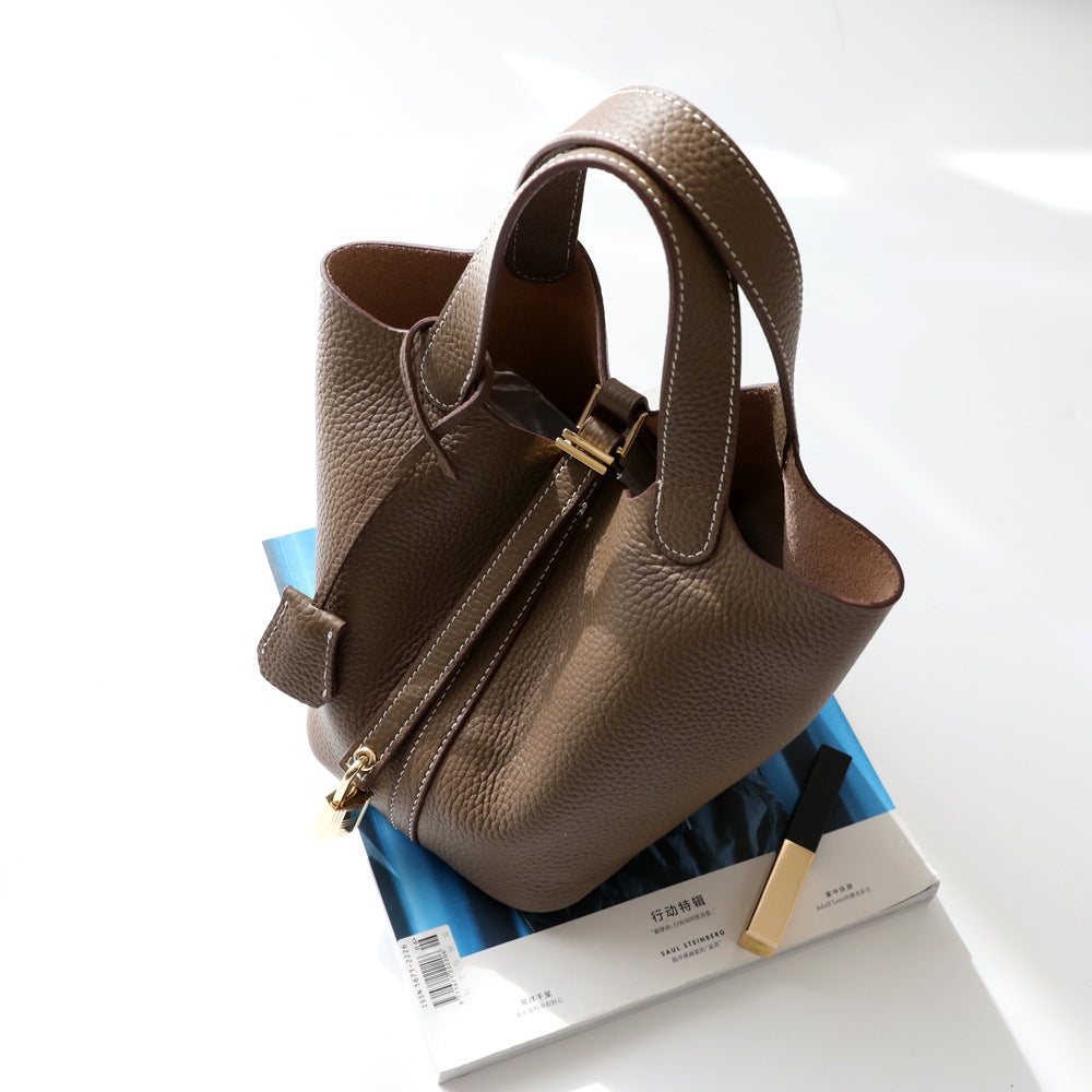 "Castelsardo" Sac seau en cuir vachette véritable à cadenas doré