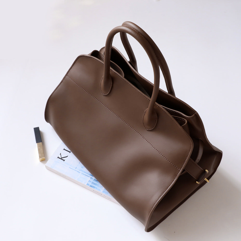 sac à main en cuir vachette, coloris brun foncé, vue frontale.