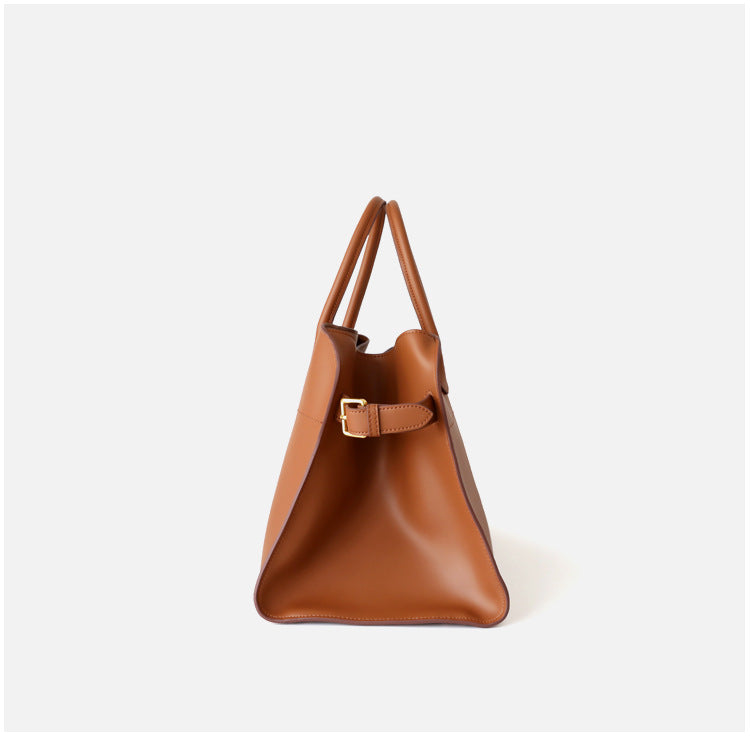 sac à main en cuir vachette, coloris marron, vue de coté.